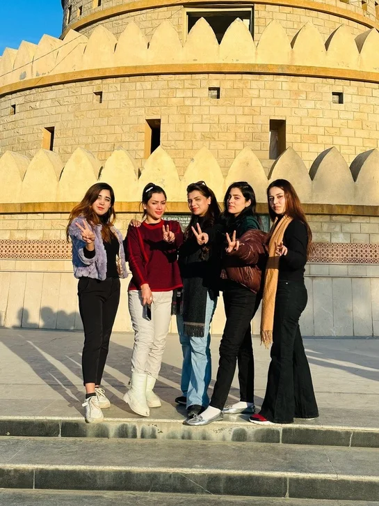 Girls on a Rumaix group tour