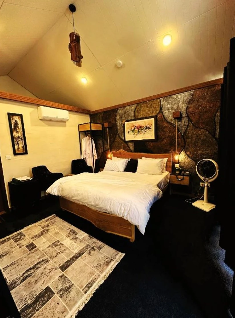 Deluxe Hut